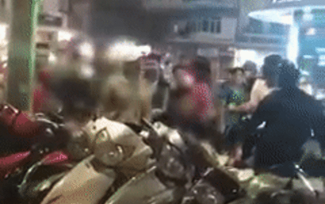 Xôn xao cảnh chồng thẳng tay tát vợ trên phố đi bộ Hồ Gươm: 'Tôi ở nhà nuôi con còn nó thì đi với trai' Ảnh 2