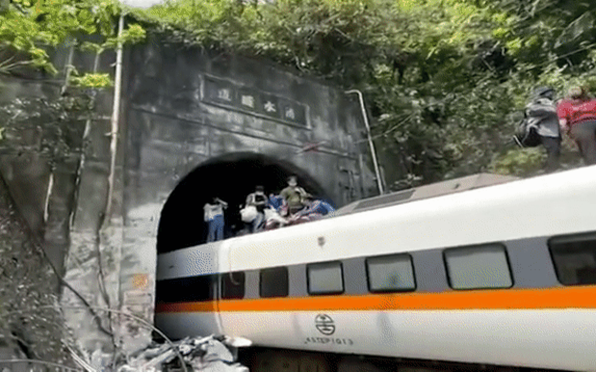 Cảnh tượng hành khách tàu trật đường ray ở Đài Loan leo lên nóc tàu để thoát thân Ảnh 2