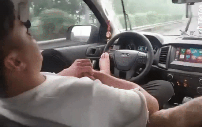 Clip: Tài xế dùng chân lái ô tô, tay 'bận' âu yếm bạn gái Ảnh 2