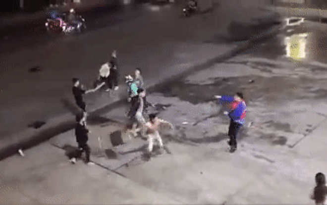 Kinh hãi cảnh nhóm thanh niên cầm ghế, gậy đuổi đánh hai nam shipper tới tấp ở cây xăng Ảnh 2