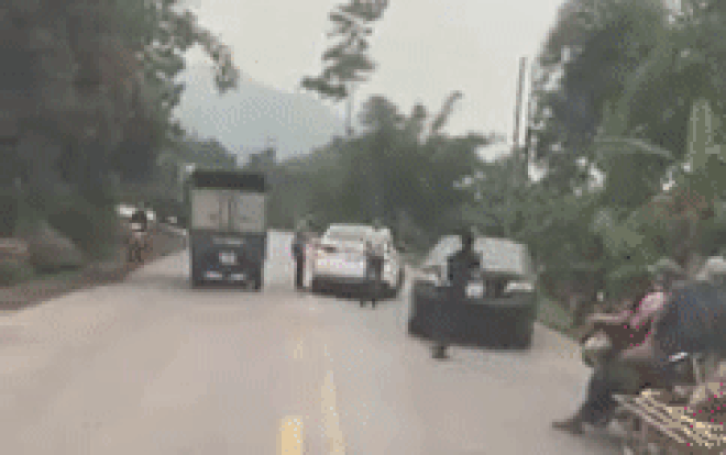 Clip: Xin vượt bất thành, 2 thanh niên đạp lõm ô tô, hành hung vợ chồng tài xế trên quốc lộ Ảnh 2