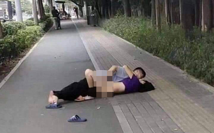Nằm 'mây mưa' ngay giữa đường, cặp đôi khiến nhiều người ngao ngán