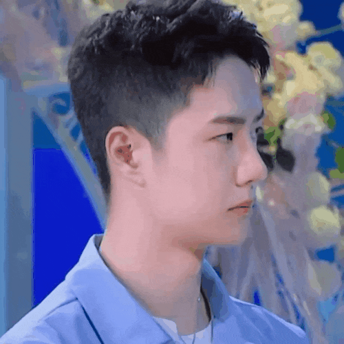 Gương mặt của Vương Nhất Bác trở nên bầu bĩnh khác thường.