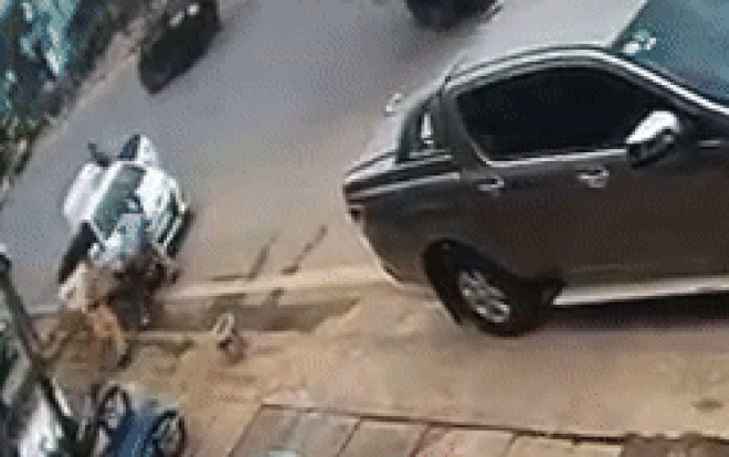 Clip: Cặp vợ chồng vận chuyển ma tuý đá tấn công 2 chiến sĩ CSGT Ảnh 2