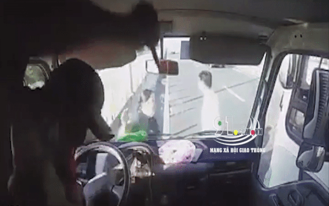 Clip: Phụ xe khách lao qua cửa kính, dùng vật nhọn đâm túi bụi vào người tài xế ô tô tải Ảnh 2