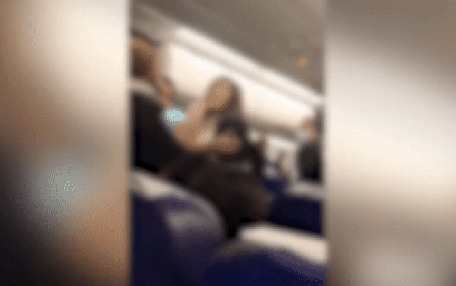 Hành khách đấm đá và túm tóc nhau khiến chuyến bay bị hoãn 5 giờ Ảnh 2