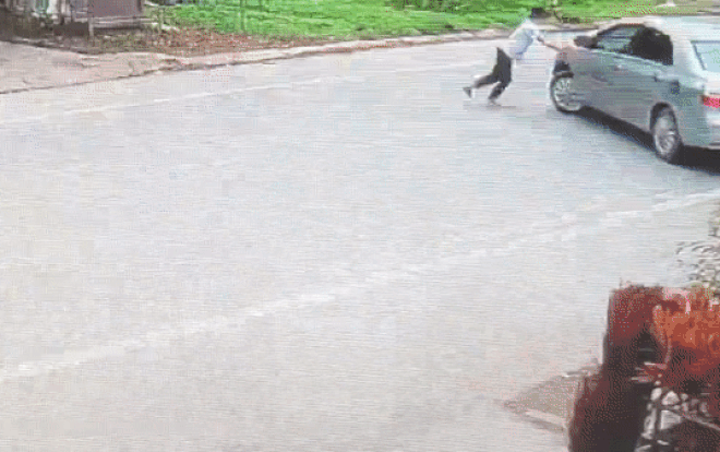 Clip: Bị người đàn ông cướp 2 két bia, nữ sinh liều mình chạy ra đường chặn đầu ô tô ngăn cản Ảnh 2