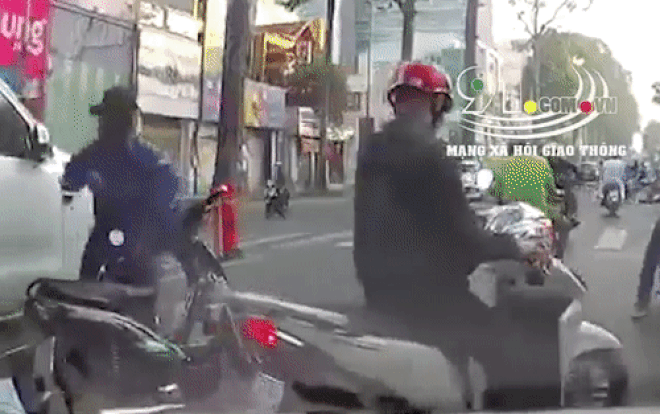 Clip: Người đàn ông hung hăng rút côn đập vỡ kính 2 xe ô tô trước cổng bệnh viện ở TP.HCM Ảnh 2