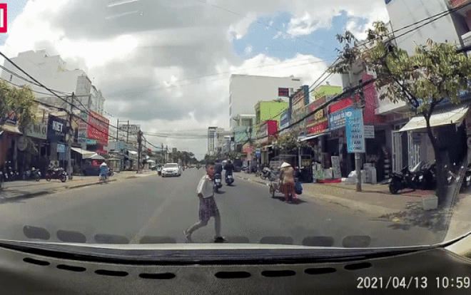 Clip: Khoanh tay cúi đầu cảm ơn tài xế ô tô nhường đường, cậu bé được dân tình khen ngợi hết lời Ảnh 2