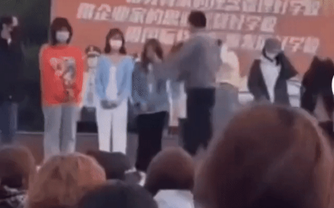 Thầy giáo gây phẫn nộ khi bắt sinh viên đi học muộn xếp hàng rồi tát thẳng mặt Ảnh 2