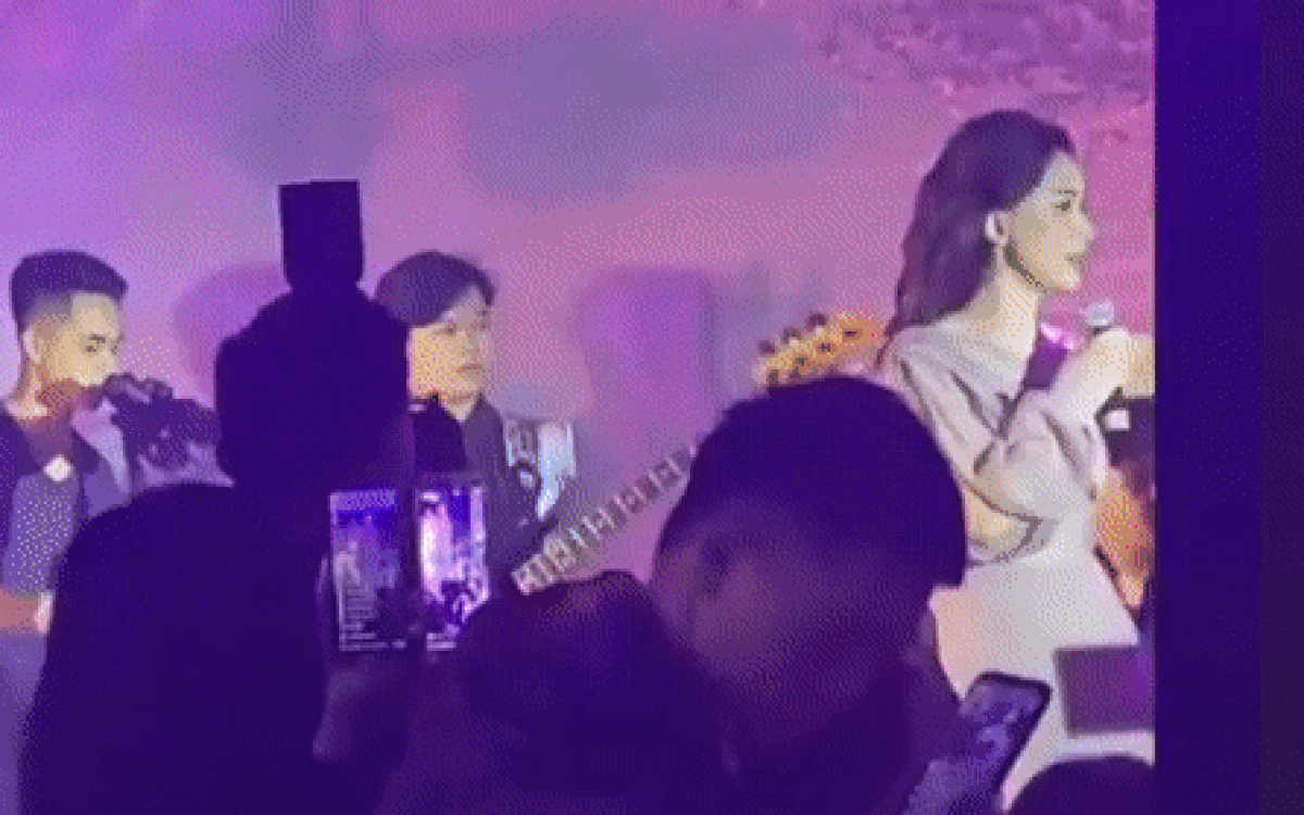 Hòa Minzy ghi điểm trong mắt khán giả với hành động tuyệt vời này khi đang biểu diễn Ảnh 2