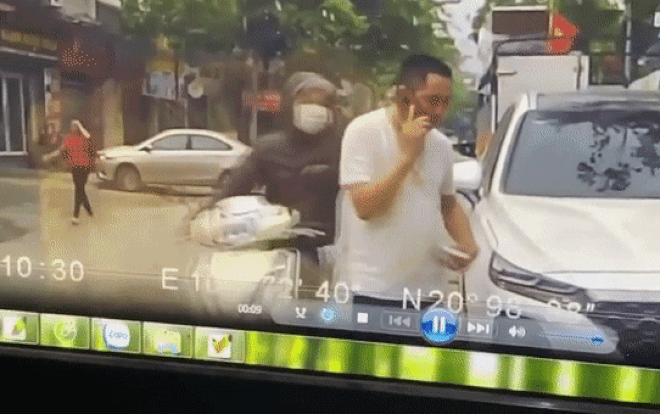 Clip: Mải nghe điện thoại, người đàn ông bị giật dây chuyền vàng trong tích tắc Ảnh 2