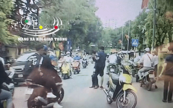 Clip: Mở cửa xe gây tai nạn cho người khác, tài xế ô tô bị lên gối túi bụi Ảnh 2