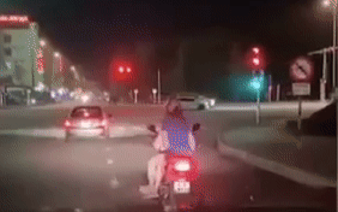 Cảnh dừng chờ đèn đỏ siêu cồng kềnh của 2 cô gái đi SH nhưng không thể chống chân khiến dân tình bật cười Ảnh 2