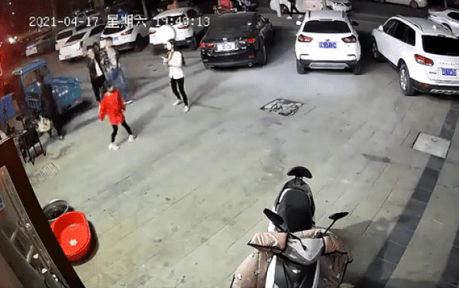 Ve vãn người phụ nữ lạ trên đường, gã 'giang hồ' còn có hành động quá đáng hơn với chồng cô Ảnh 2