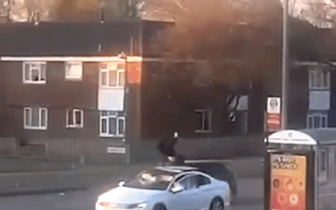 Ô tô hất văng người qua đường lên nóc xe, kéo lê suốt con phố Ảnh 2