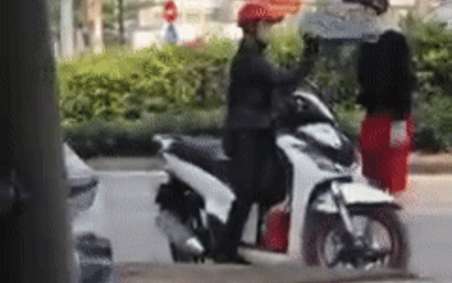 Bị bạn gái mắng nhiếc giữa đường, chàng trai thẳng tay vứt đồ, nói một câu 'cực gắt' và phóng xe đi thẳng Ảnh 2