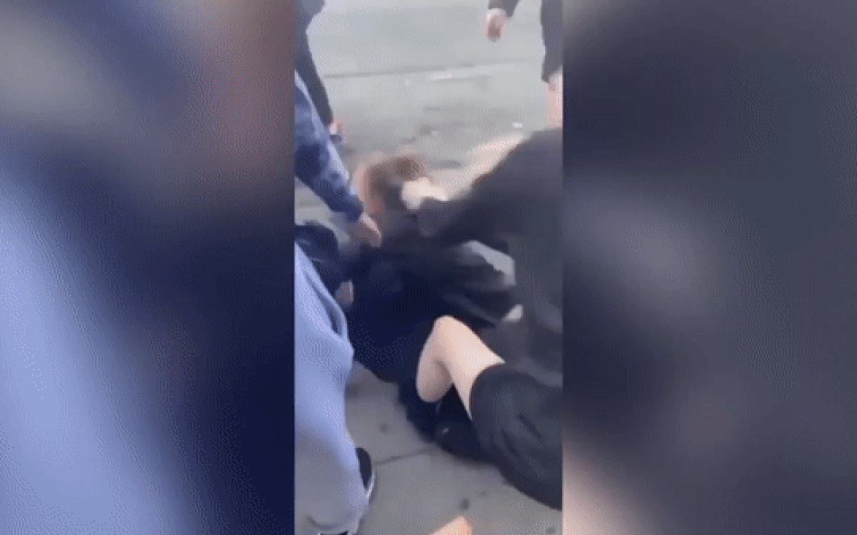 Nữ sinh bị nhóm bạn quen qua mạng túm tóc, đánh giữa đường Ảnh 2