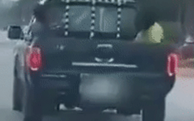 'Thót tim' cảnh xe bán tải chở 3 cháu bé ngồi thùng sau, phóng như bay trên quốc lộ Ảnh 2