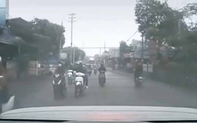 Clip: Chạy xe máy vỗ mông cô gái rồi bỏ chạy, 2 thanh niên loạng choạng va vào đuôi ô tô Ảnh 2