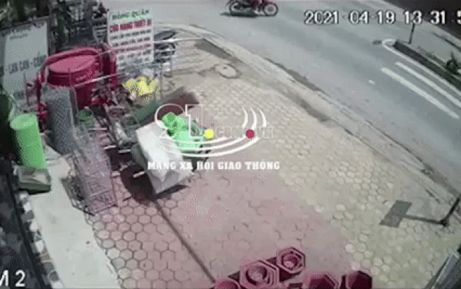 Clip: Qua đường không quan sát gây tai nạn, hành động sau đó của người đàn ông còn gây phẫn nộ hơn Ảnh 2