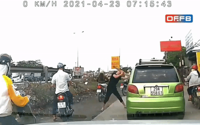 Clip: Đấm tài xế 10 phát liên tục, thanh niên còn dùng gậy đập vỡ kính ô tô Ảnh 2