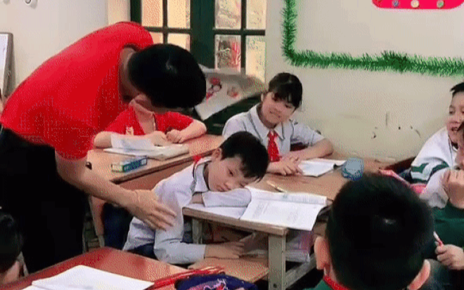 Cậu bé tiểu học say sưa ngủ trong lớp, cách hành xử của nam giáo viên nhận nhiều lời khen ngợi Ảnh 2