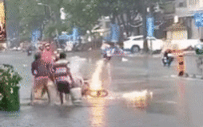Clip: Xe máy bất ngờ bốc cháy dưới trời mưa lớn, cách 3 người đàn ông loay hoay dập lửa gây tranh cãi Ảnh 2