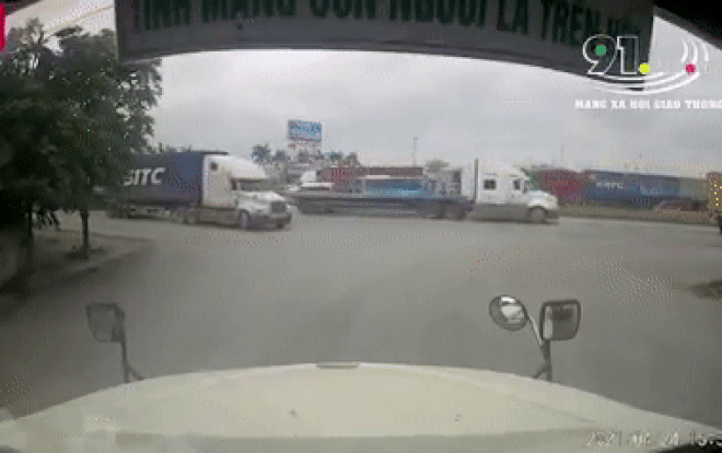 Chạy xe máy đâm thẳng vào sườn container, nam thanh niên tức giận hành hung tài xế Ảnh 2