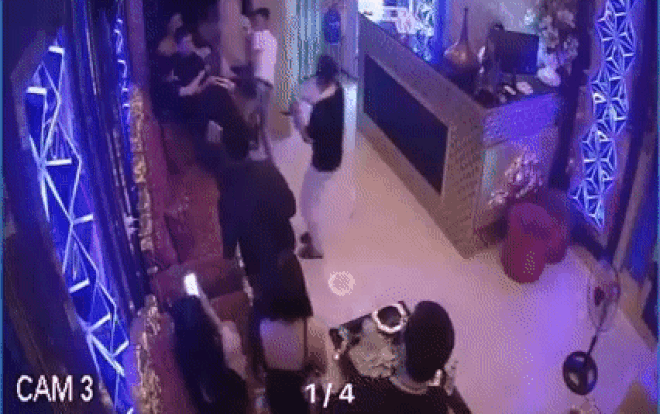 Rủ cô gái đi chơi không được, nhóm thanh niên hành hung nam nhân viên và đập phá quán karaoke Ảnh 2