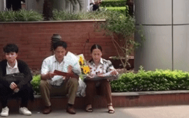 Khoảnh khắc bố mẹ lật đi lật lại tấm bằng đại học gây xúc động: 'Cả bầu trời tự hào trong đáy mắt' Ảnh 2