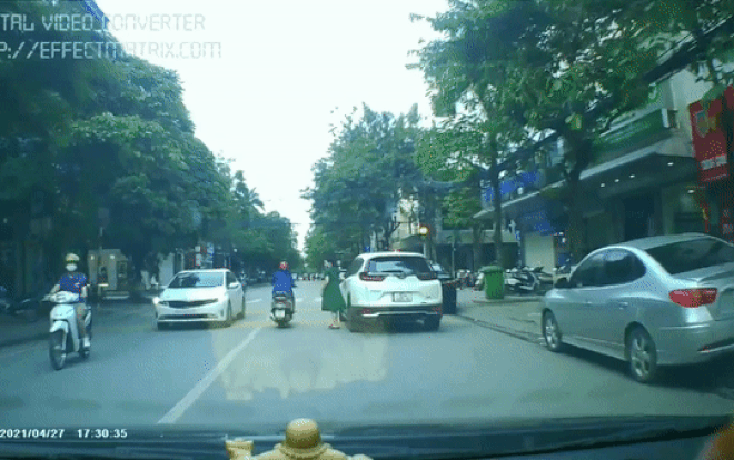 Clip: Đỗ xe chiếm lòng đường rồi đi mua đồ, nữ tài xế còn có pha mở cửa xe thiếu an toàn gây bức xúc Ảnh 2