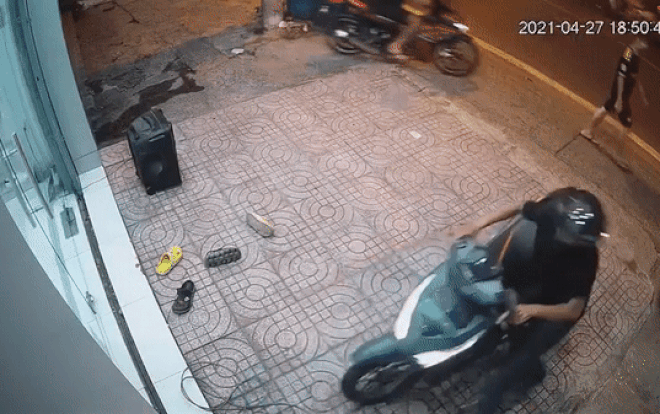 Clip: 'Hiệp sĩ' lao thẳng xe máy vào đối tượng trộm xe trên vỉa hè ở Sài Gòn Ảnh 2