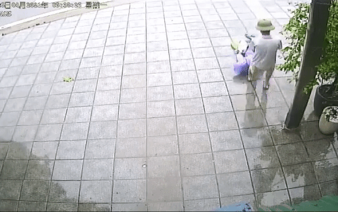 Sự thật bất ngờ đằng sau đoạn clip người đàn ông bất tỉnh bị kéo lê ra đường 'vứt' giữa trời mưa Ảnh 2