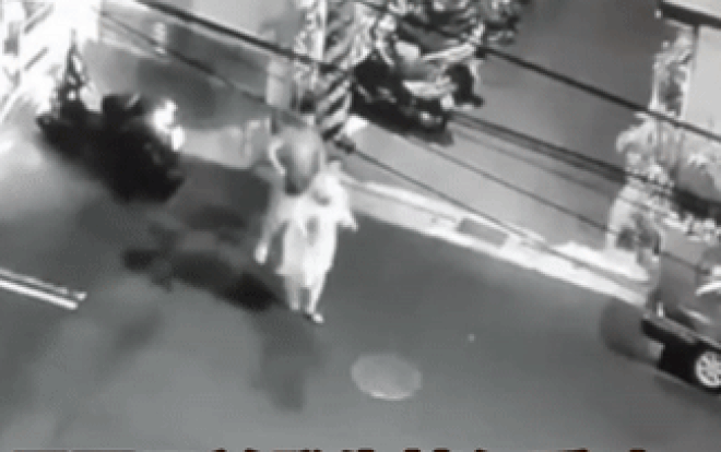 Clip: Bạn trai cầm mũ bảo hiểm phang tới tấp vào đầu bạn gái, nguyên nhân khiến nhiều người ngán ngẩm Ảnh 2