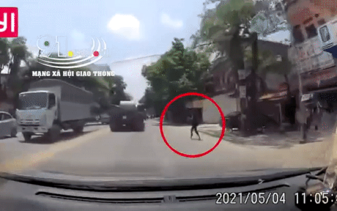 Clip: Đang đứng bên đường, thiếu nữ bất ngờ ngã nhào xuống ngay trước đầu xe ô tô gây kinh hãi Ảnh 2