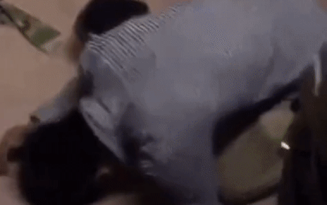 Bắt tại trận vợ cùng thanh niên lạ trong phòng trọ, chồng quỳ sụp xuống vái lạy khiến tất cả hoang mang Ảnh 2