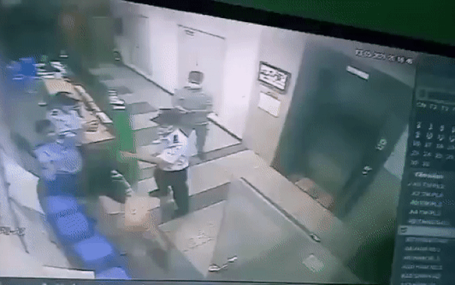 Clip: Bị nhắc đeo khẩu trang khi đi thang máy, người phụ nữ lao vào hành hung bảo vệ chung cư Ảnh 2