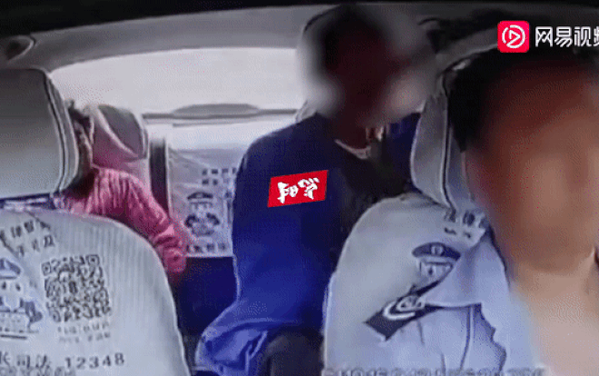 Clip: Đang yên đang lành, hành khách bỗng nhiên dùng thắt lưng siết cổ tài xế Ảnh 2