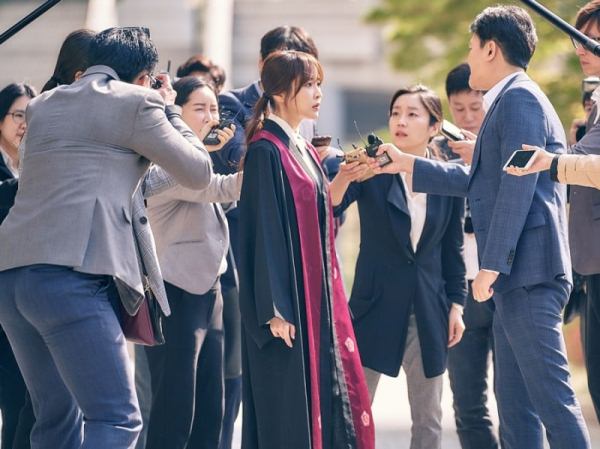 Eun Sol - nữ công tố viên siêu nhạy bén của văn phòng công tố phía Đông Seoul.