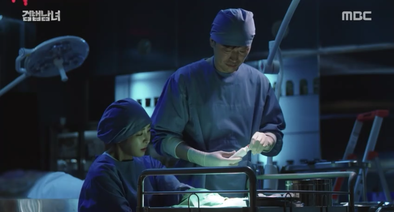 Những cảnh quay trong phòng phẫu thuật tử thi khiến khán giả thót tim mỗi khi xem.