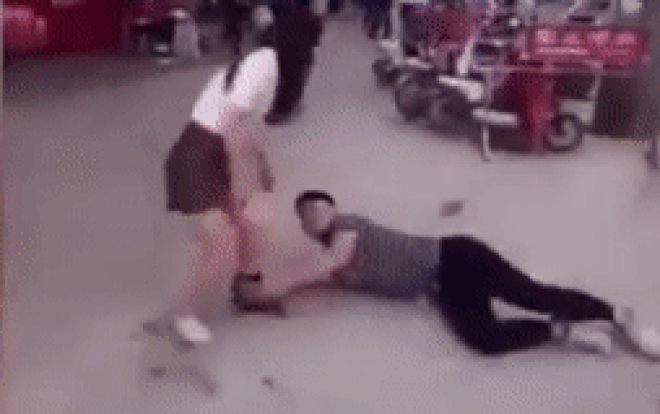 Clip: Thanh niên nhận 'liên hoàn tát' vì bò lê lết trên đường, ôm chân bạn gái để níu kéo tình cảm Ảnh 2