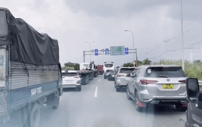 Clip: Chủ động nhường đường cho xe cứu thương, hành động đẹp của các tài xế được khen ngợi hết lời Ảnh 2