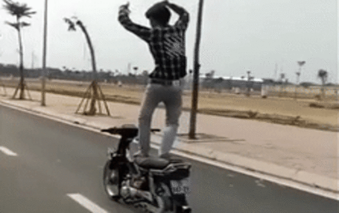Clip: Đứng múa trên yên xe máy, nam thanh niên nhận cái kết đắng Ảnh 2