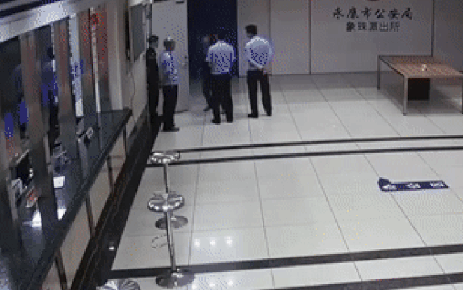 Người đàn ông cố tình đẩy ngã cảnh sát để bị bắt, nguyên nhân phía sau khiến nhiều người ngao ngán Ảnh 2