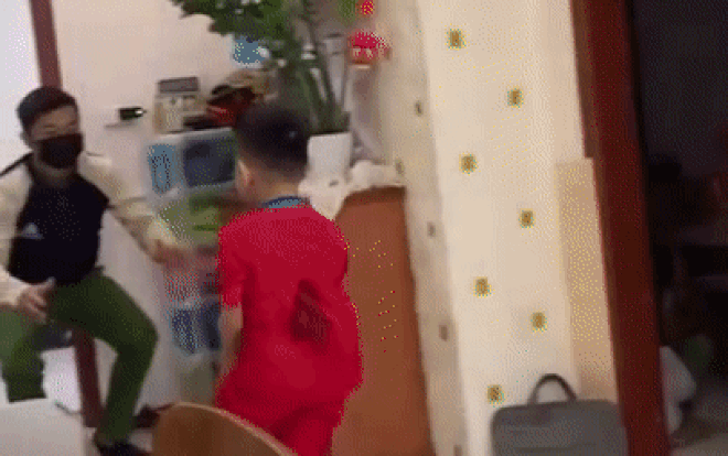 Xúc động khoảnh khắc hai em bé mừng rỡ chạy ùa ra cửa ôm chầm lấy bố vừa đi trực chống dịch trở về Ảnh 2