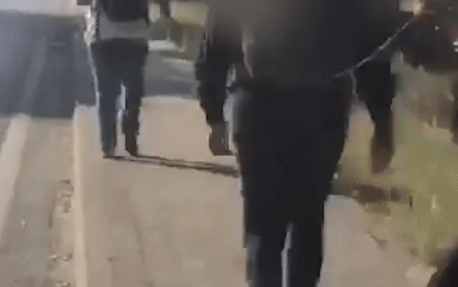 Chạy trốn nhóm 'đầu gấu' bắt nạt, cậu bé 13 tuổi bị ô tô tông trúng Ảnh 2