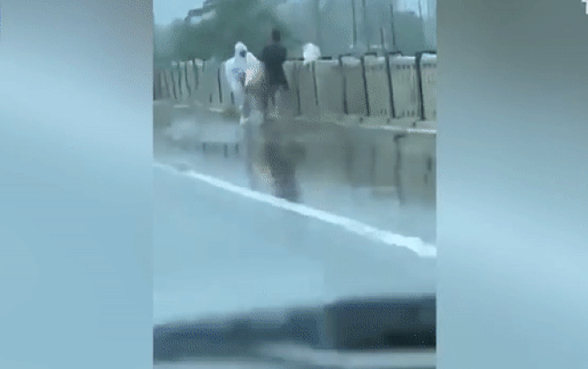 Hai người đàn ông thả xác người nhà mắc Covid-19 xuống sông ở Ấn Độ Ảnh 2