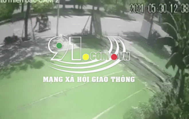 Clip: 2 tên cướp giật điện thoại của shipper, dùng dao đâm nạn nhân khi bị truy đuổi Ảnh 2