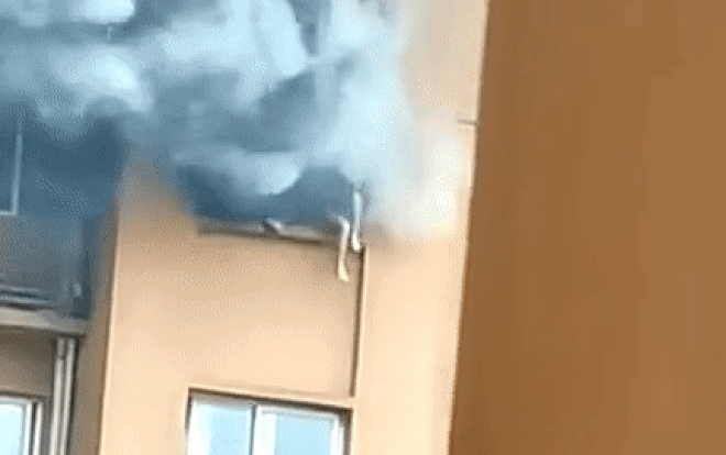 Liều mình đánh đu ngoài cửa sổ khi căn hộ bốc cháy dữ dội, cô gái gặp họa lớn Ảnh 2